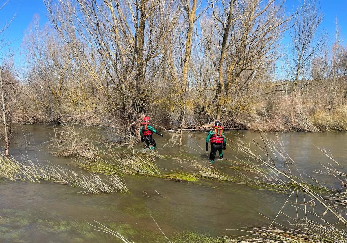 Búsqueda de la Guardia Civil en el río, en Villahoz esta semana.