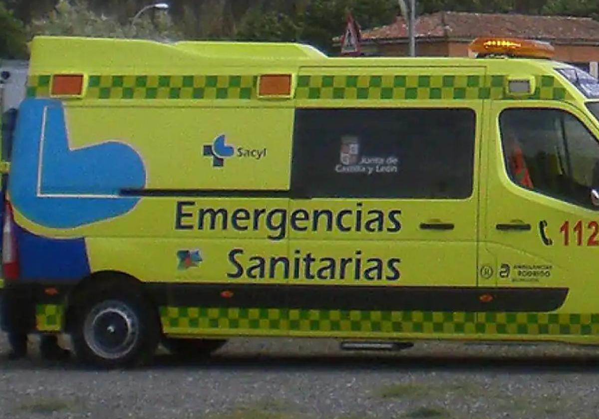 Imagen de archivo de una ambulancia actuando en otro accidente en Burgos.