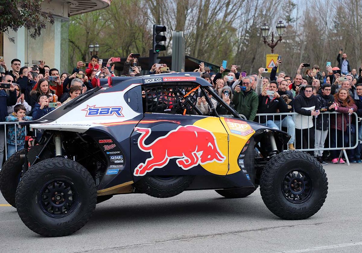 Cristina Gutiérrez recorrió el sábado el centro de Burgos con el coche con el que ganó el Dakar