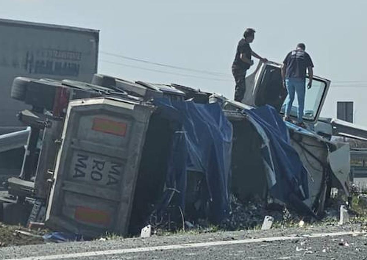 Imagen secundaria 1 - Aparatoso vuelco de un camión de chatarra a la altura de Estépar