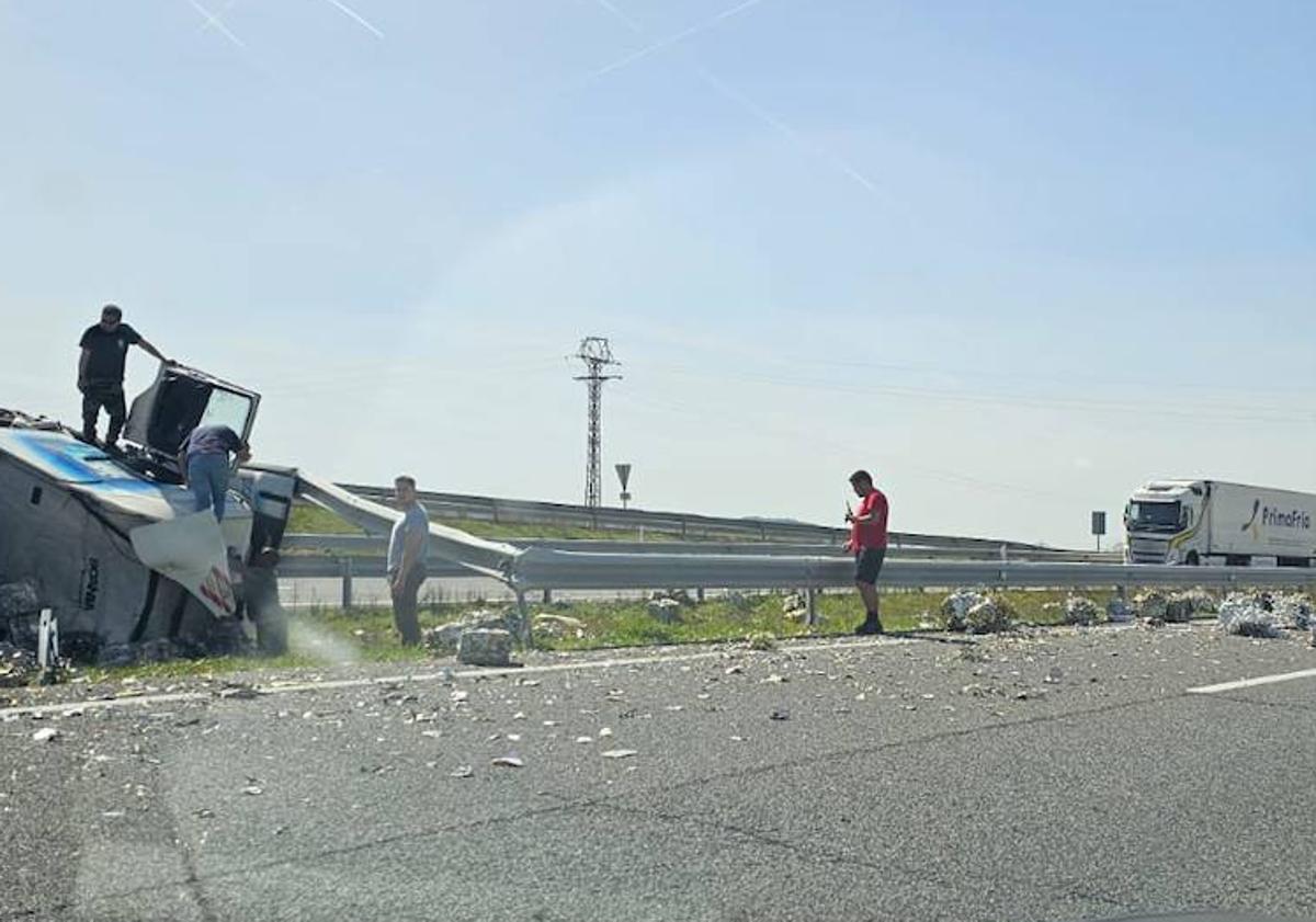 Imagen principal - Aparatoso vuelco de un camión de chatarra a la altura de Estépar