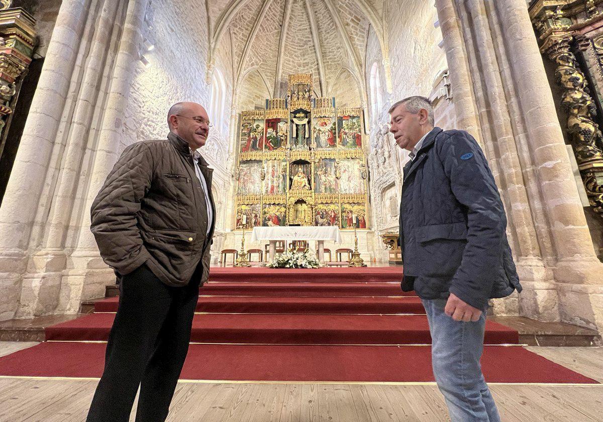 Marcos Perez Illera e Isaac Angulo en el interior de la iglesia de Santa Cruz.