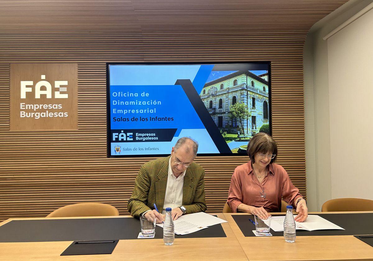 Miguel Ángel Benavente, presidente de FAE, e Inmaculada Marcos, alcaldesa de Salas de los Infantes, durante la firma del convenio.