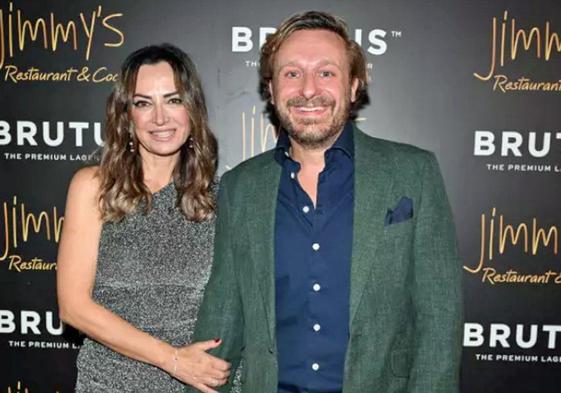 Juan Peña acompañado por Sonia González en su fiesta de cumpleaños.