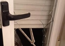 Imagen de la fractura de la ventana por la que accedieron los ladrones.