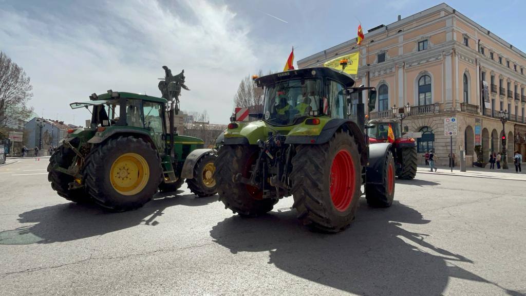 La tractorada por el centro de Burgos, en imágenes