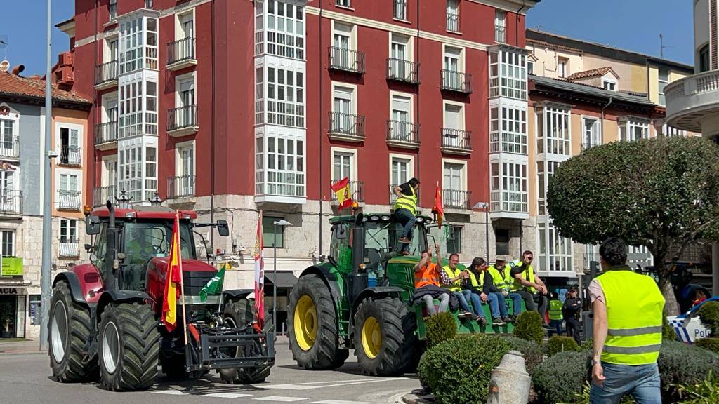 La tractorada por el centro de Burgos, en imágenes