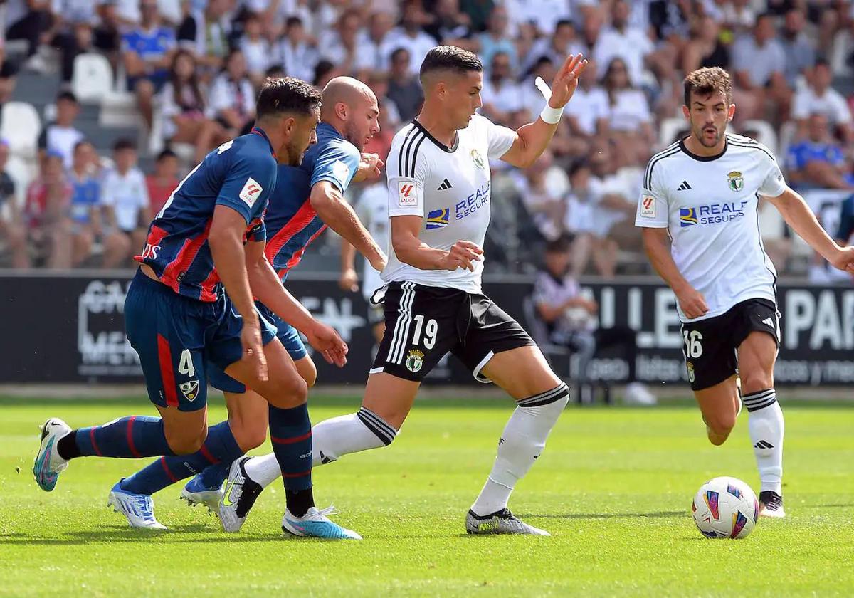 Edu Espiau y Curro ante los defensores de la SD Huesca en el partido de la primera vuelta.