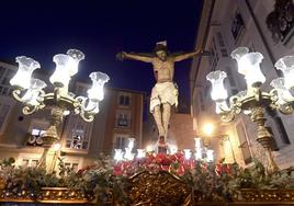 El Santísimo Cristo de Burgos en vertical procesionando por Burgos.