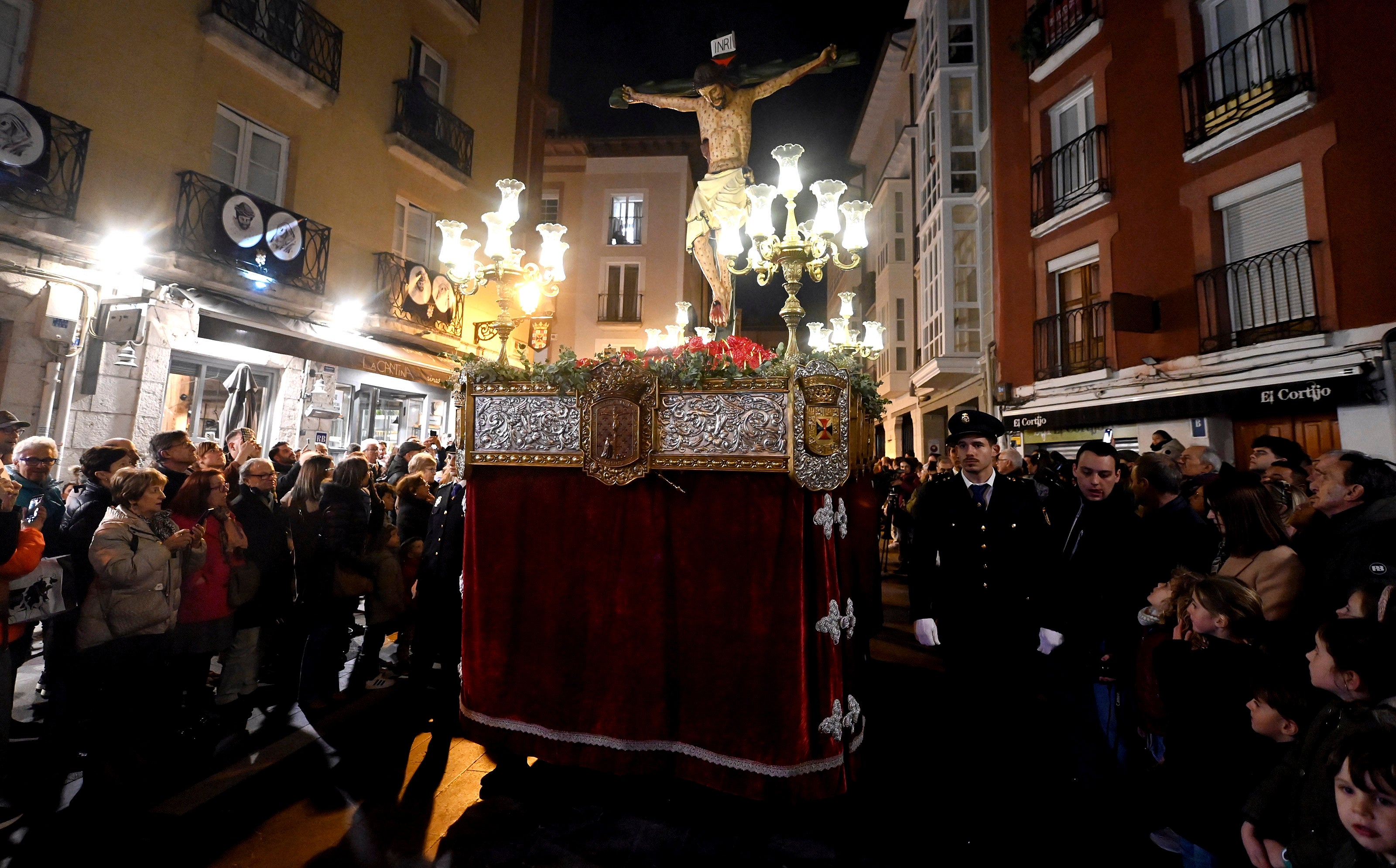 El Santísimo Cristo de Burgos recorre las calles de Burgos