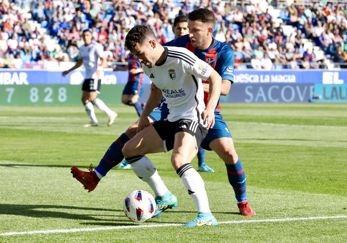 Curro Sánchez, controlando un balón frente al Huesca.