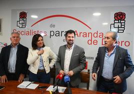 Esther Peña junto al secretario general del PSCyL y portavoz en las Cortes de Castilla y León, Luis Tudanca, y el procurador socialista por Burgos, Luis Briones (dcha).