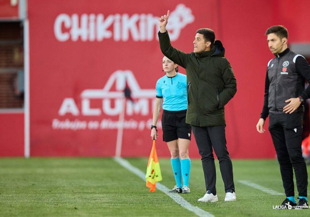 El técnico del Mirandés, Alessio Lisci, da instrucciones durante el empate del cuadro rojillo este domingo en Anduva