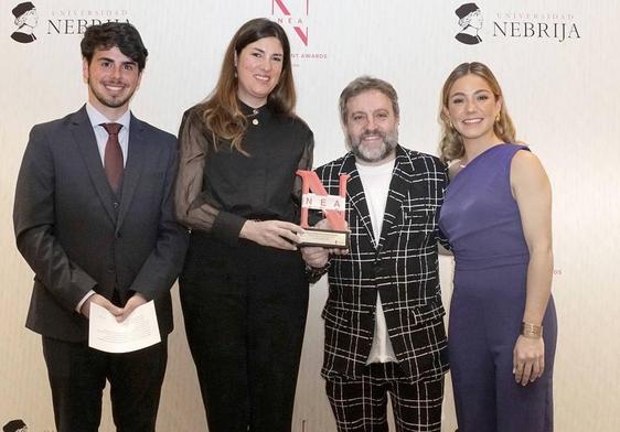 El presidente de Art Troya, Luis Alberto Cuéllar, posa con el premio a mejor evento de España para el Sonorama Ribera
