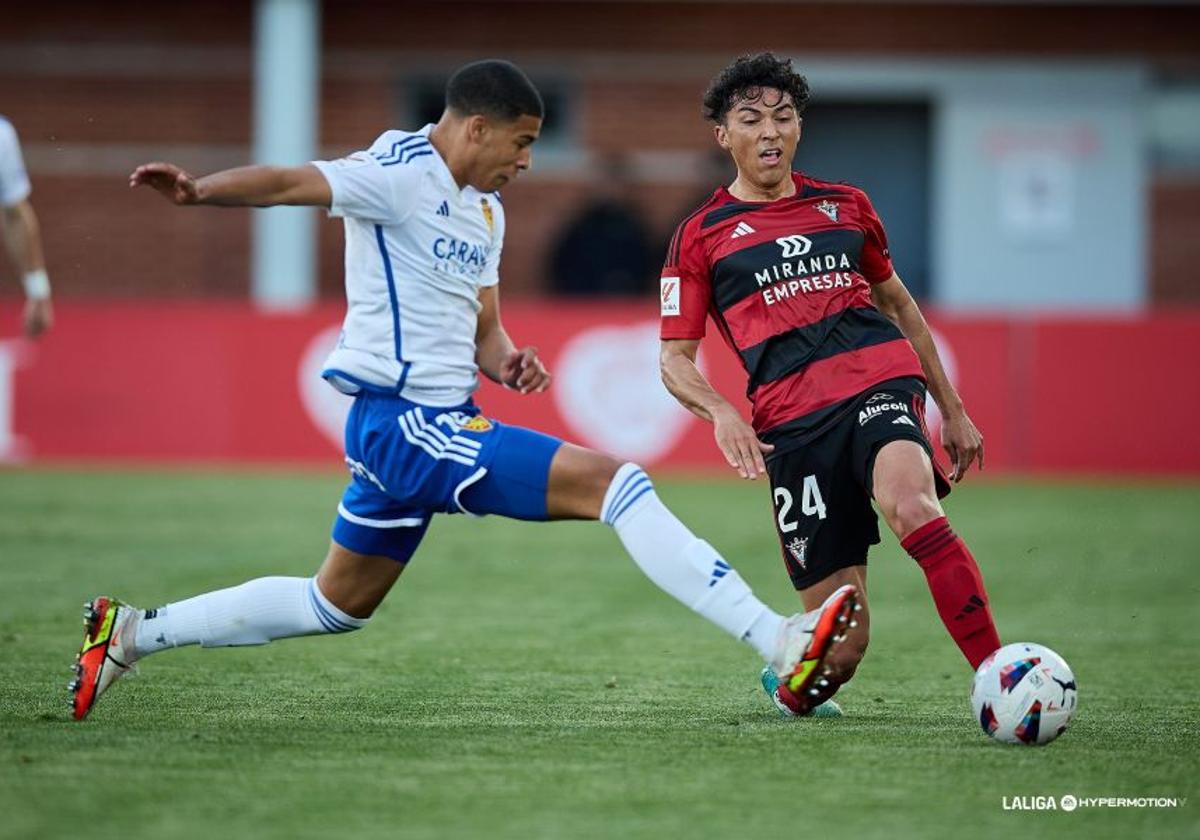 Una disputa durante el encuentro que terminó en tablas entre Mirandés y Zaragoza este domingo en Anduva