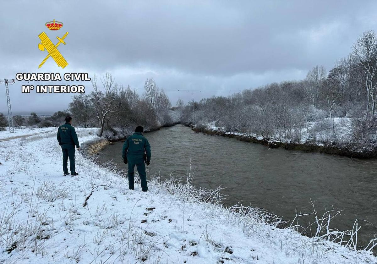 Agentes de la Guardia Civil en el entorno del río.