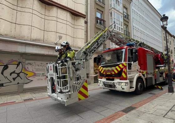 Los bomberos de Burgos en la calle de la Moneda.