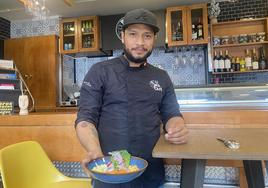 Ray, propietario del restaurante Lima Café con su ceviche