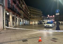 Acceso a la Plaza Mayor de Burgos precintado por la Policía Local.