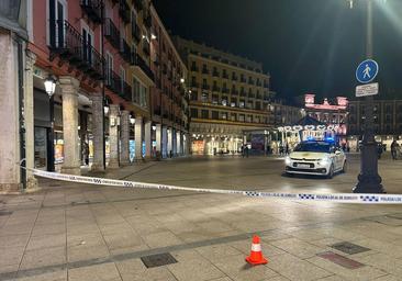 Susto en la Plaza Mayor por una plancha metálica suelta en el edificio Campo