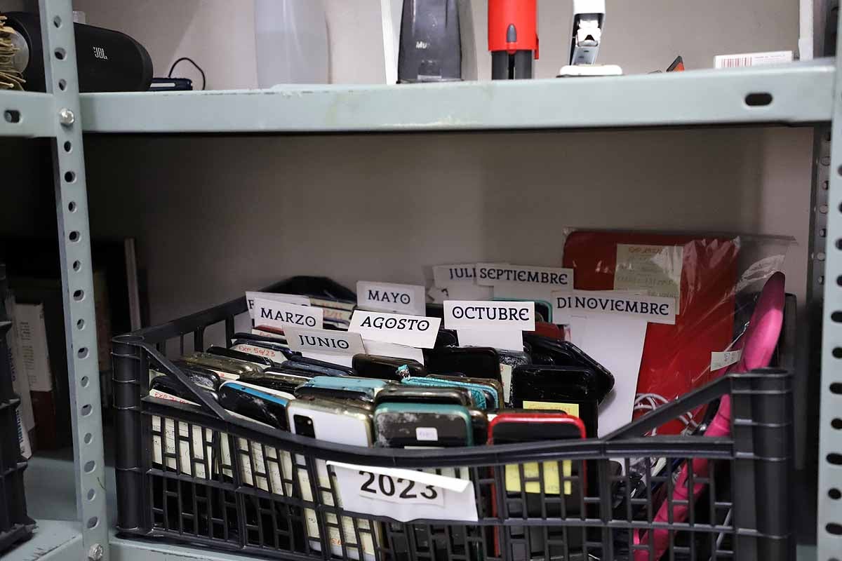 Los objetos perdidos en Burgos que custodia la Policía Local, en imágenes