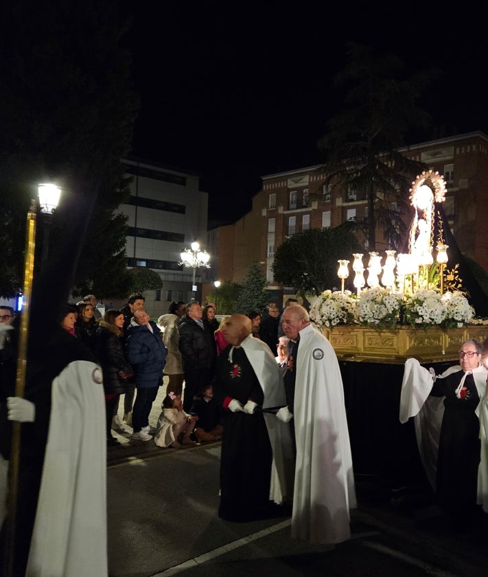 Imagen secundaria 2 - Procesión del Santo Entierro en Miranda de Ebro