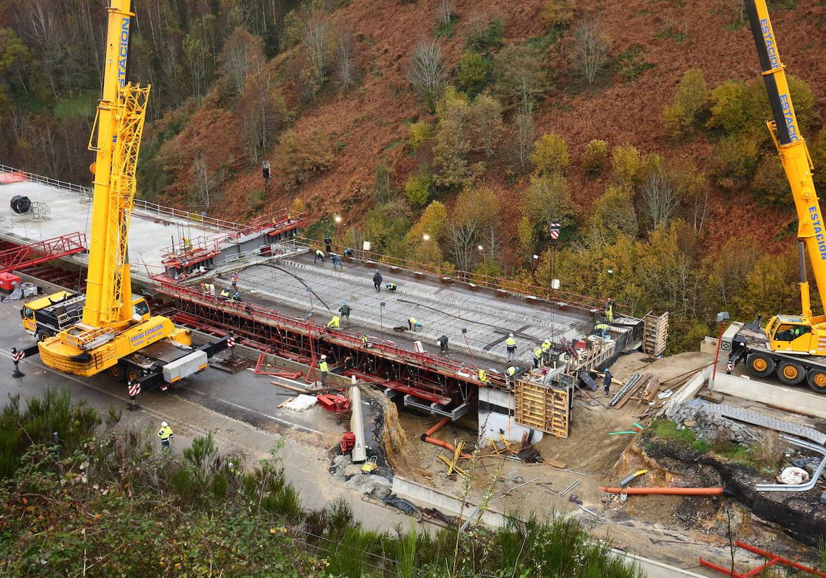 Obras de reconstrucción del viaducto de O Castro (León) de la A-6.