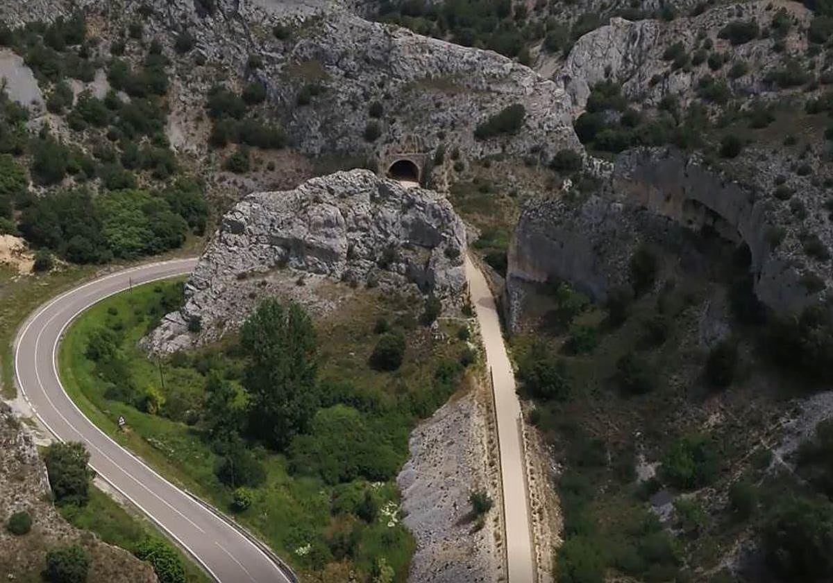 Imagen principal - Arriba, Camino Natural Santander-Mediterráneo en el Desfiladero de la Hoz en Villaverde-Peñahorada; Recreación de la Pasión viviente en La Molina de Ubierna y Necrópolis de La Polera en Ubierna.