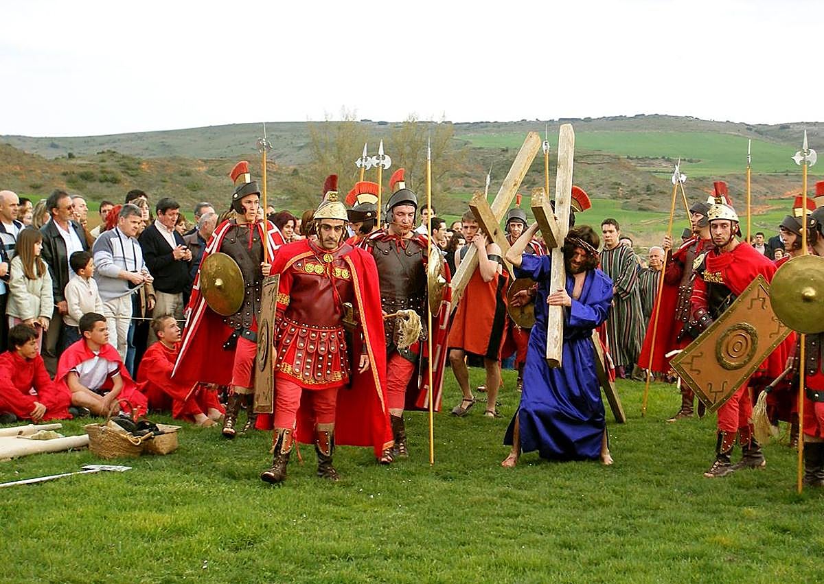 Imagen secundaria 1 - Arriba, Camino Natural Santander-Mediterráneo en el Desfiladero de la Hoz en Villaverde-Peñahorada; Recreación de la Pasión viviente en La Molina de Ubierna y Necrópolis de La Polera en Ubierna.