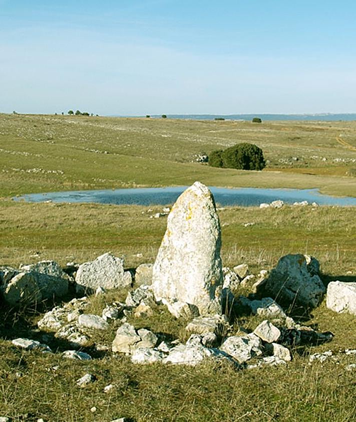 Imagen secundaria 2 - Arriba, Camino Natural Santander-Mediterráneo en el Desfiladero de la Hoz en Villaverde-Peñahorada; Recreación de la Pasión viviente en La Molina de Ubierna y Necrópolis de La Polera en Ubierna.