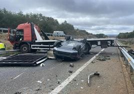 Imagen del camión y los coches que transportaba momentos después del accidente