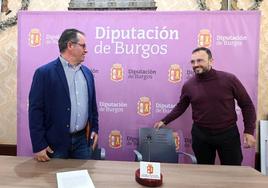 Presentación del sistema de etiquetado inteligente, con el diputado Javier Arroyo, acompañado por el fundador de Naturcode Fernando Vázquez.
