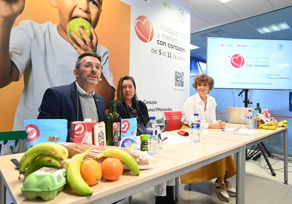 Representantes de Cruz Roja en la presentación de la campaña Desayunos y Meriendas Con Corazón.