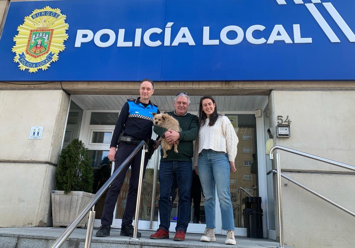 Rocío con la Policía Local en la entrega de un perro.