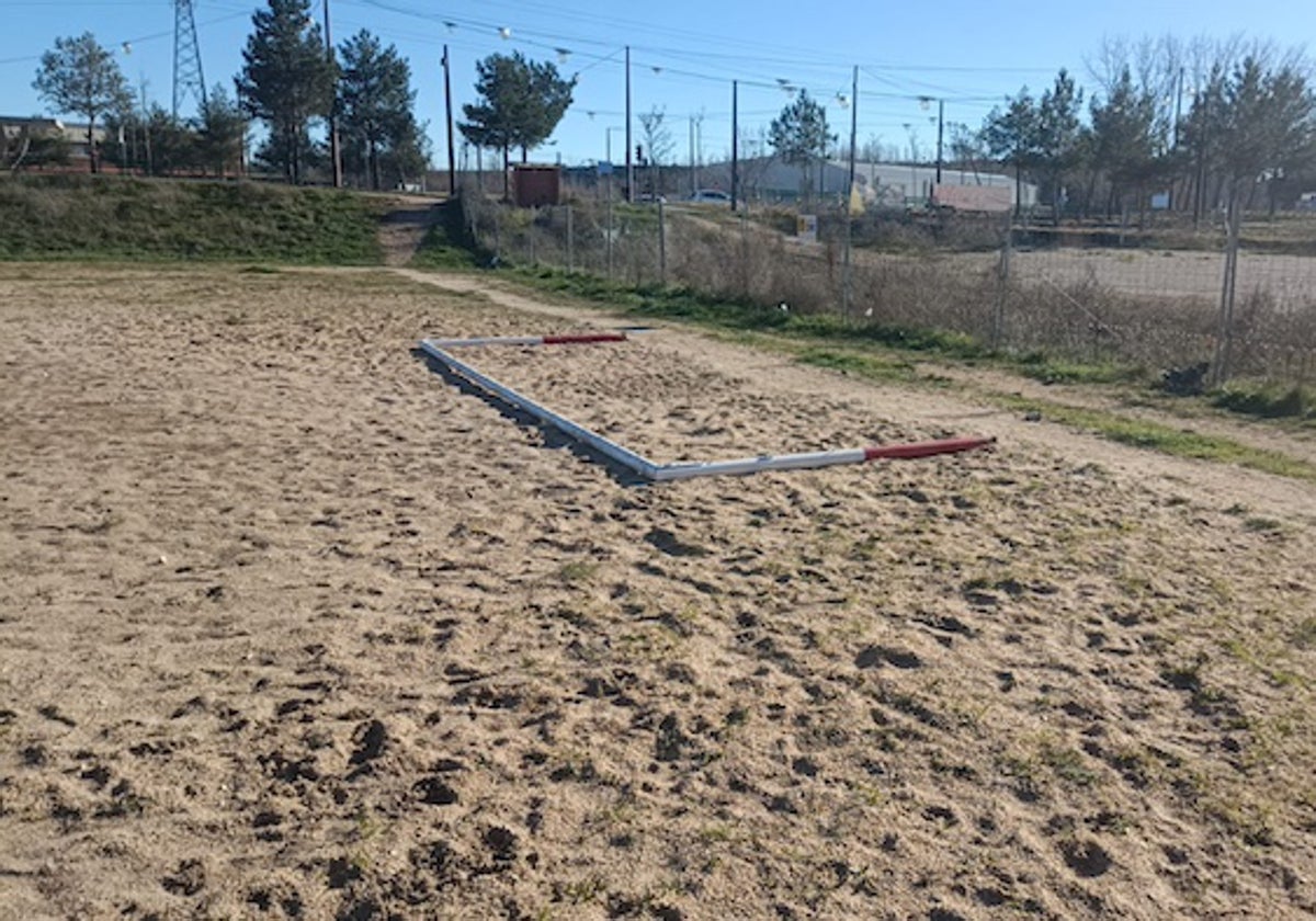 En ocasiones los campos se vandallizan ya acaban con las porterías por los suelos.