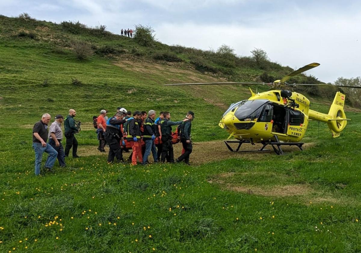 Traslado del hombre herido al helicóptero de rescate.