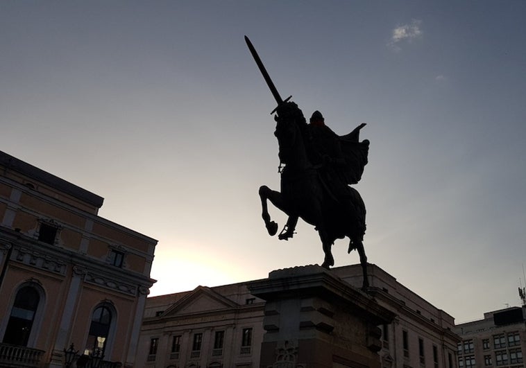 Estatua ecuestre de El Cid en la plaza que lleva su nombre.