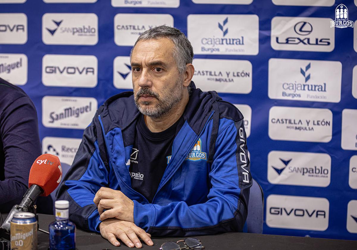 Presentación de Jota Cuspinera como nuevo técnico del Longevida San Pablo Burgos