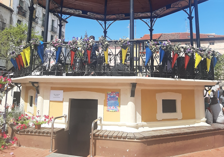 El centro de la Feria de las Flores se ubicó en la plaza de España