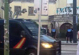 La Policía de Burgos en el momento de identificar a varios ultras del Racing y del Burgos CF.