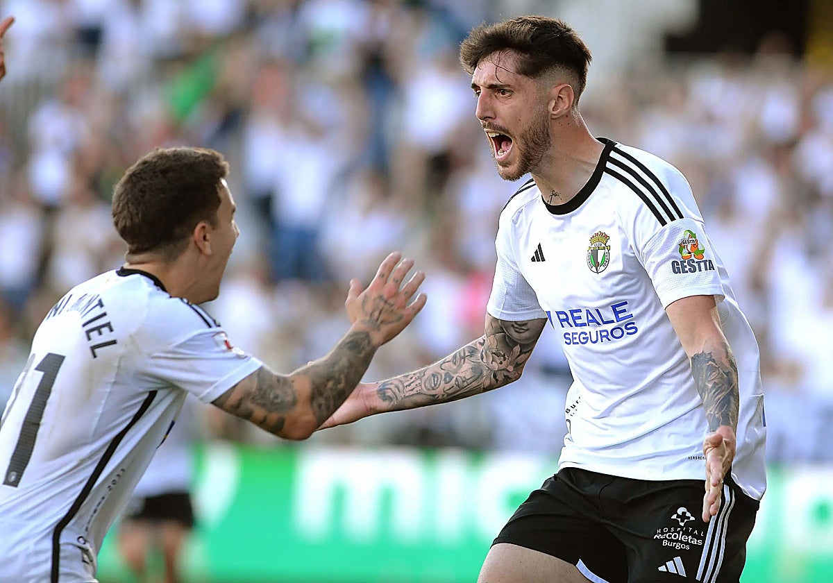 Fer Niño celebra con Montiel su gol, que no subió al marcador.