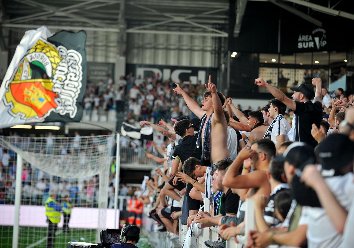 Afición del Burgos CF, la marea blanquinegra.