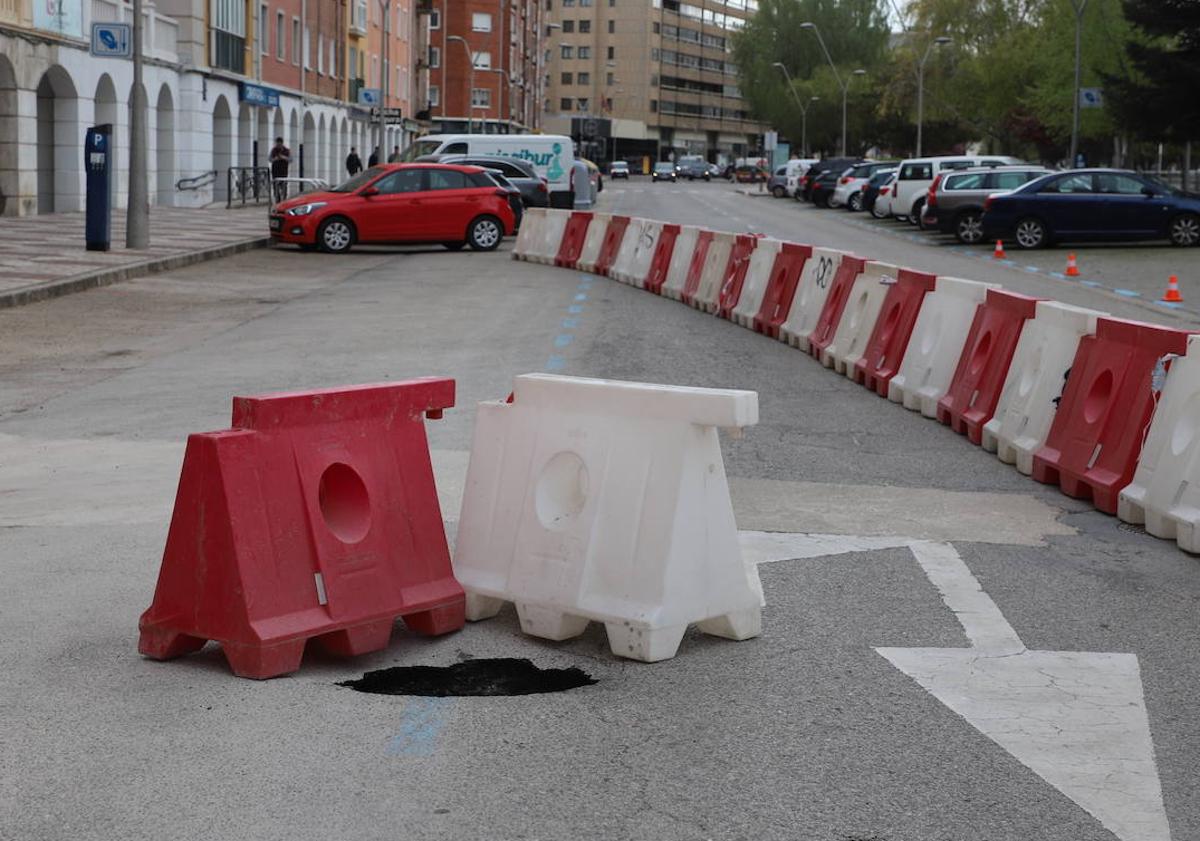 Imagen principal - El lugar donde permanece el socavón ya ha sido balizado y cerrado al tráfico. 