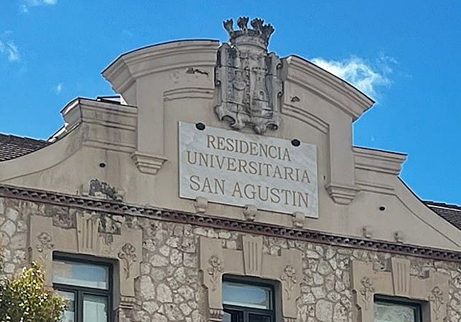 En la Residencia Universitaria, el escudo lleva un castillo en lugar de corona real.
