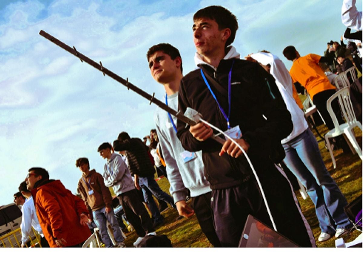 Imágenes de alumnos probando sus proyectos.