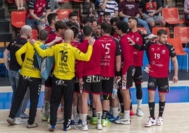 Jugadores del San Pablo Burgos, durante un descanso en el encuentro que le enfrentó al Alicante.