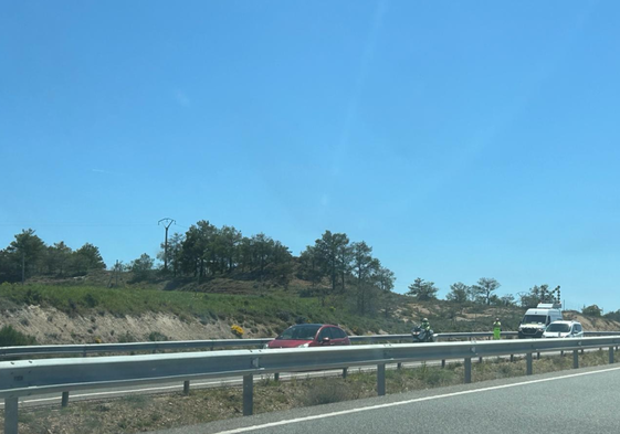 Imagen de uno de los vehículos accidentados en la A-1 en Burgos.