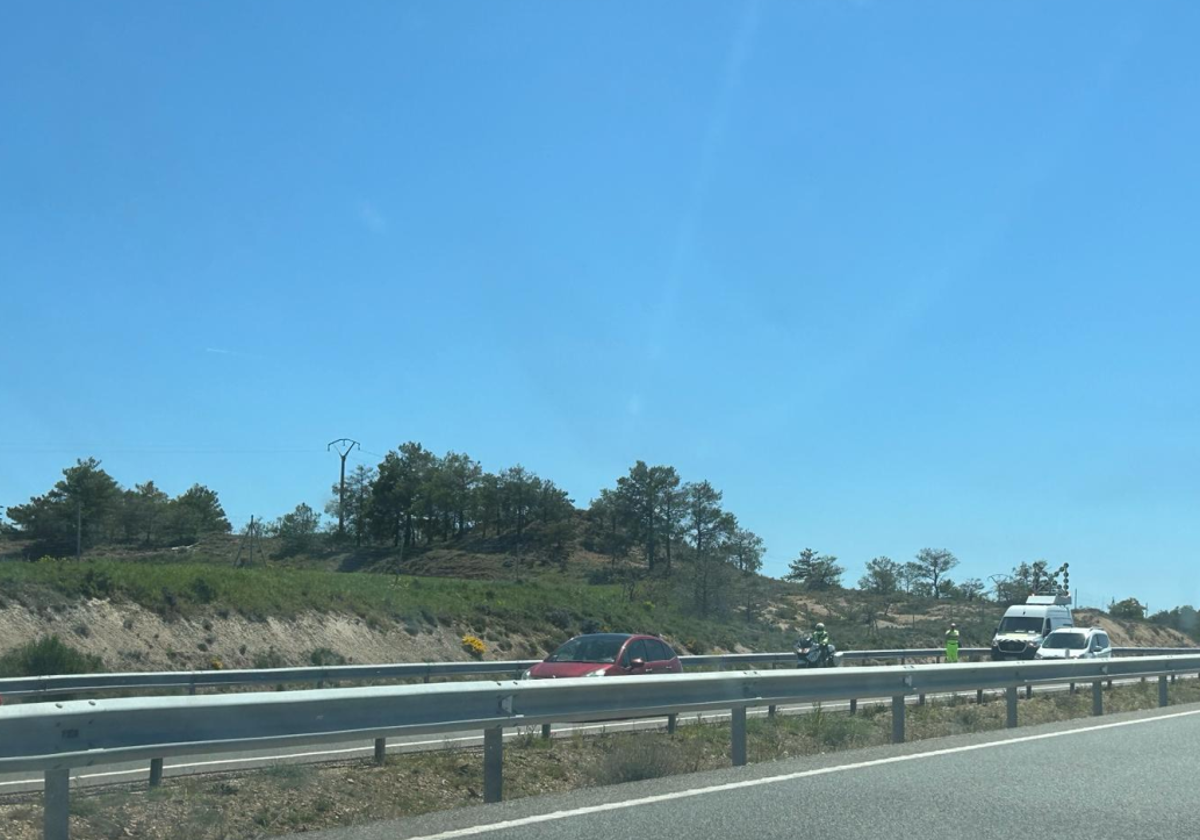 Imagen de uno de los vehículos accidentados en la A-1 en Burgos.