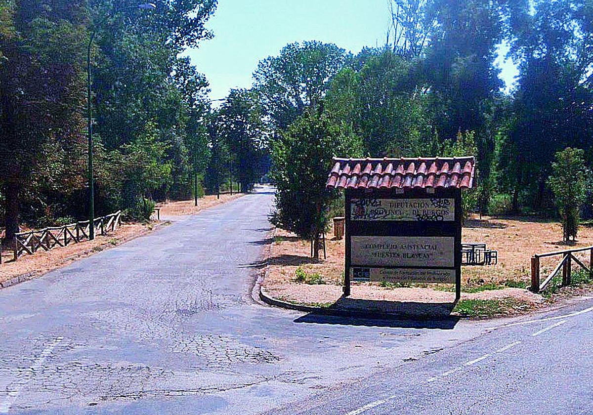 Acceso al complejo de la Diputación en Fuentes Blancas.