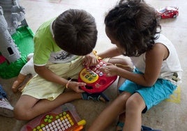 Imagen de archivo de dos niños jugando.